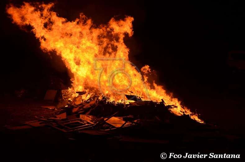 La hoguera de anoche en el Barranco Real de Telde (Foto Francisco Javier Santana)